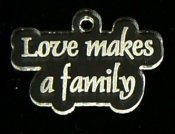 Plexihänge text Love makes a family 1 st - välj svart eller klar