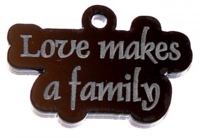 Plexihänge text Love makes a family 1 st - välj svart eller klar