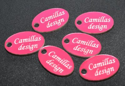 Designertags 17 x 11 mm för egen logga rosa med vit text - välj antal